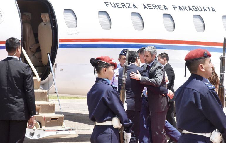 Mario Abdo Benítez (d) se despide de Hugo Velázquez  antes de abordar el avión presidencial para emprender viaje con destino a Washington DC. Fue ayer, en el aeropuerto Silvio Pettirossi.