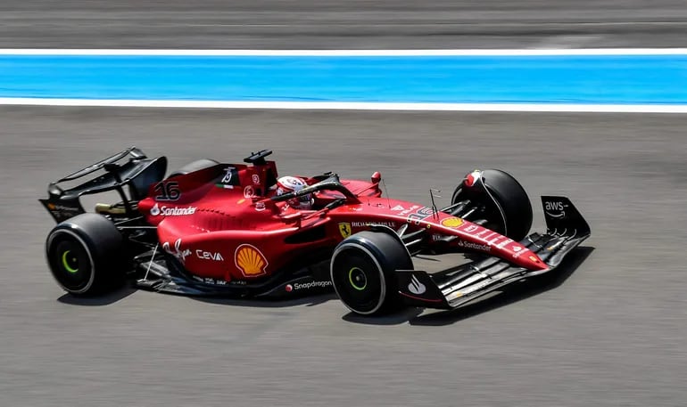 El Ferrari del monegasco Charles Leclerc durante la sesión de clasificación del Gran Premio de Francia de la Fórmula 1.