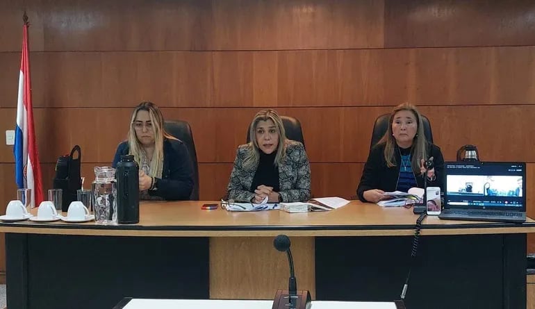 Las juezas Alba González, Gloria Hermosa (presidenta) y Mesalina Fernández integran el Tribunal de Sentencia que dictó la condena.