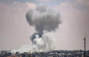 El humo se eleva después de un ataque aéreo israelí, en Rafah, sur de la Franja de Gaza, el pasado martes.
