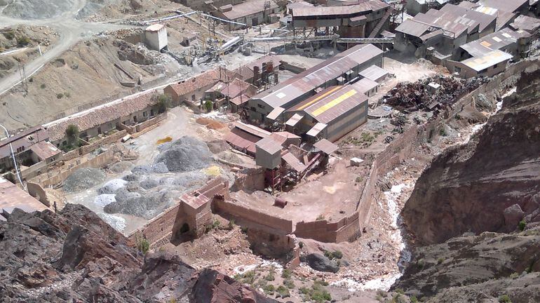 En la foto de archivo, una planta minera en la ciudad de Potosí, Bolivia, donde a fines de julio se produjo una fuga de desechos tóxicos.