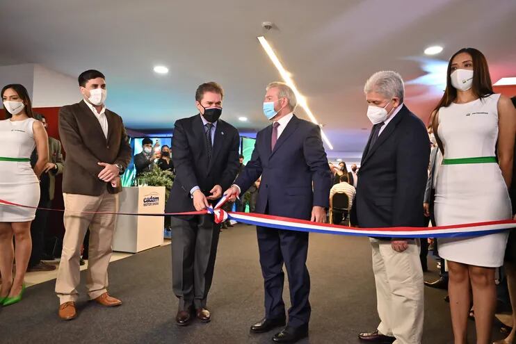 El ministro de Industria y Comercio, Luis Castiglioni, estuvo en la inauguración de la XXIV edición de CADAM Motor Show, junto a los directivos de CADAM.
