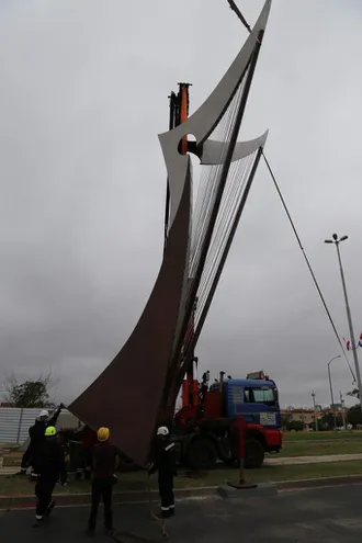El monumento al arpa paraguaya es instalado en la rotonda de la Costanera de Asunción.