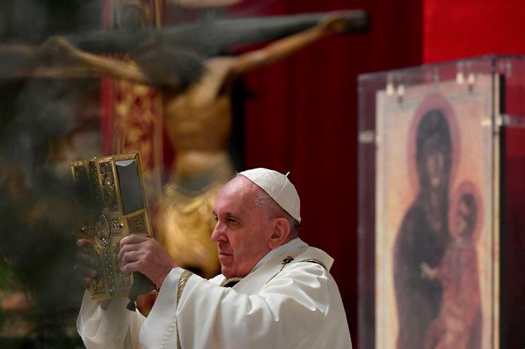 El papa Francisco durante la vigilia de Pascua hoy, en la basílica de San Pedro.