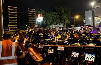 Las motocicletas incautadas fueron alzadas en un camión y llevadas al corralón.