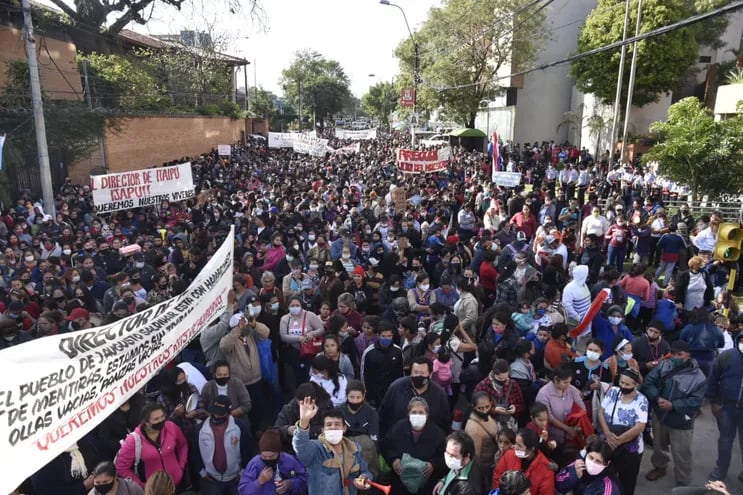 Multitudinaria, y con mucha aglomeración, por cierto, fue la manifestación que se hizo frente a la sede de Itaipú en Asunción.