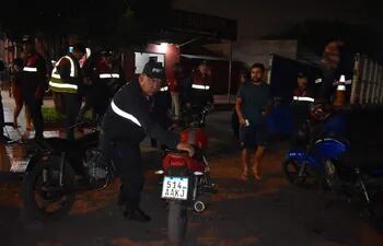 Mas de 20 motos fueron secuestradas ayer en la localidad de Ñemby por el personal de tránsito. Un "zorro" procede a alzar un biciclo al camión para trasladar al corralón.