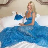 Claudia Schiffer posa orgullosa con su Barbie vestida de Versace.
