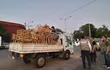 Policía Municipal de Asunción llena un camión con cajas de madera que eran utilizadas por los cuidacoches para privatizar las calles.
