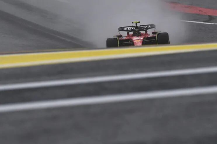 El Ferrari del español Carlos Sainz Jr, en la sesión de entrenamientos del Gran Premio de Bélgica de la Fórmula 1 en el circuito  Spa-Francorchamps Circuit, en Spa.