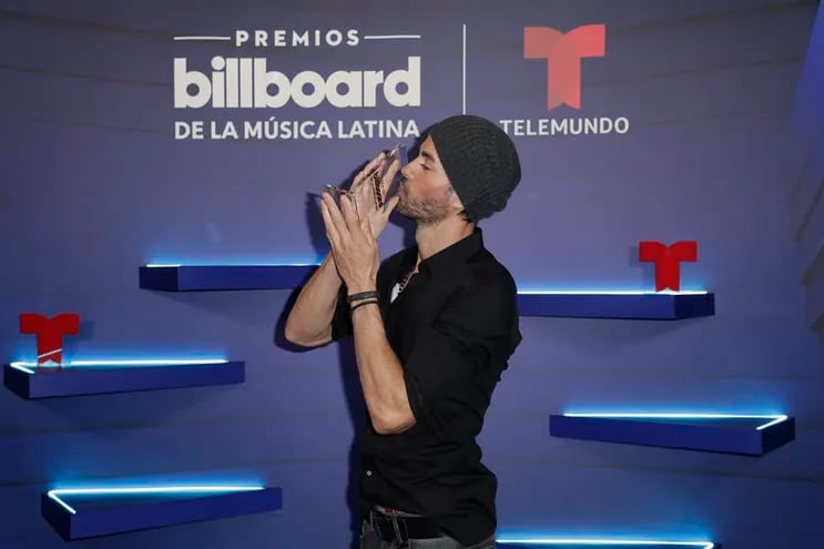 El español Enrique Iglesias besa el premio que lo reconoce el "artista latino más exitoso de todos los tiempos".