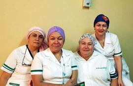 algunas-de-las-licenciadas-del-hn-que-posan-con-sus-turbantes-para-dar-animo-a-sus-pacientes-oncologicos--203403000000-1636960.jpg