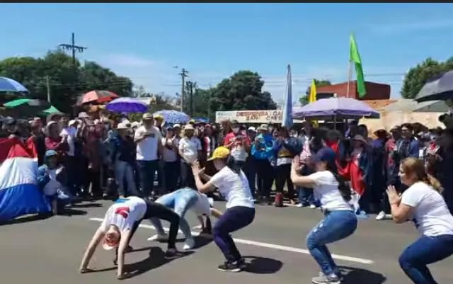 Los docentes realizaron todo tipo de bailes durante los cierres de ruta en Coronel Oviedo, durante las semanas de protestas.