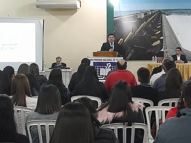El Ing. Juan José Encina, jefe paraguayo del Departamento Técnico de la Central Hidroeléctrica Yacyretá, se dirige a los estudiantes que asistieron a la charla sobre la Revisión del Anexo C del Tratado de la Itaipú.