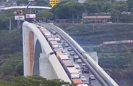 El tránsito para cruzar el puente de la Amistad se tornó más pesado de la habitual, a causa de la huelga en Brasil.