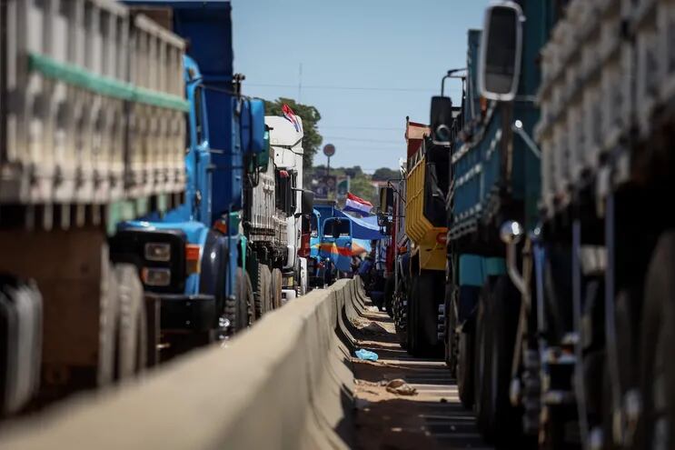 Vista de camiones estacionados durante las protestas en contra de los precios altos de combustible.