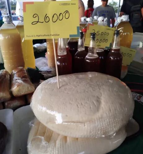 Ofertan queso Paraguay a G. 26.000 en la Costanera de Asunción.