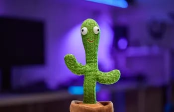 El cactus bailarín no solo atrae la atención visual de los más pequeños; también puede reproducir canciones y grabar sonidos, lo que a primera vista parece un regalo innovador y divertido.