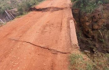 Se desmorona puente "Sinfó" acceso Mbuyapey-María Antonia.