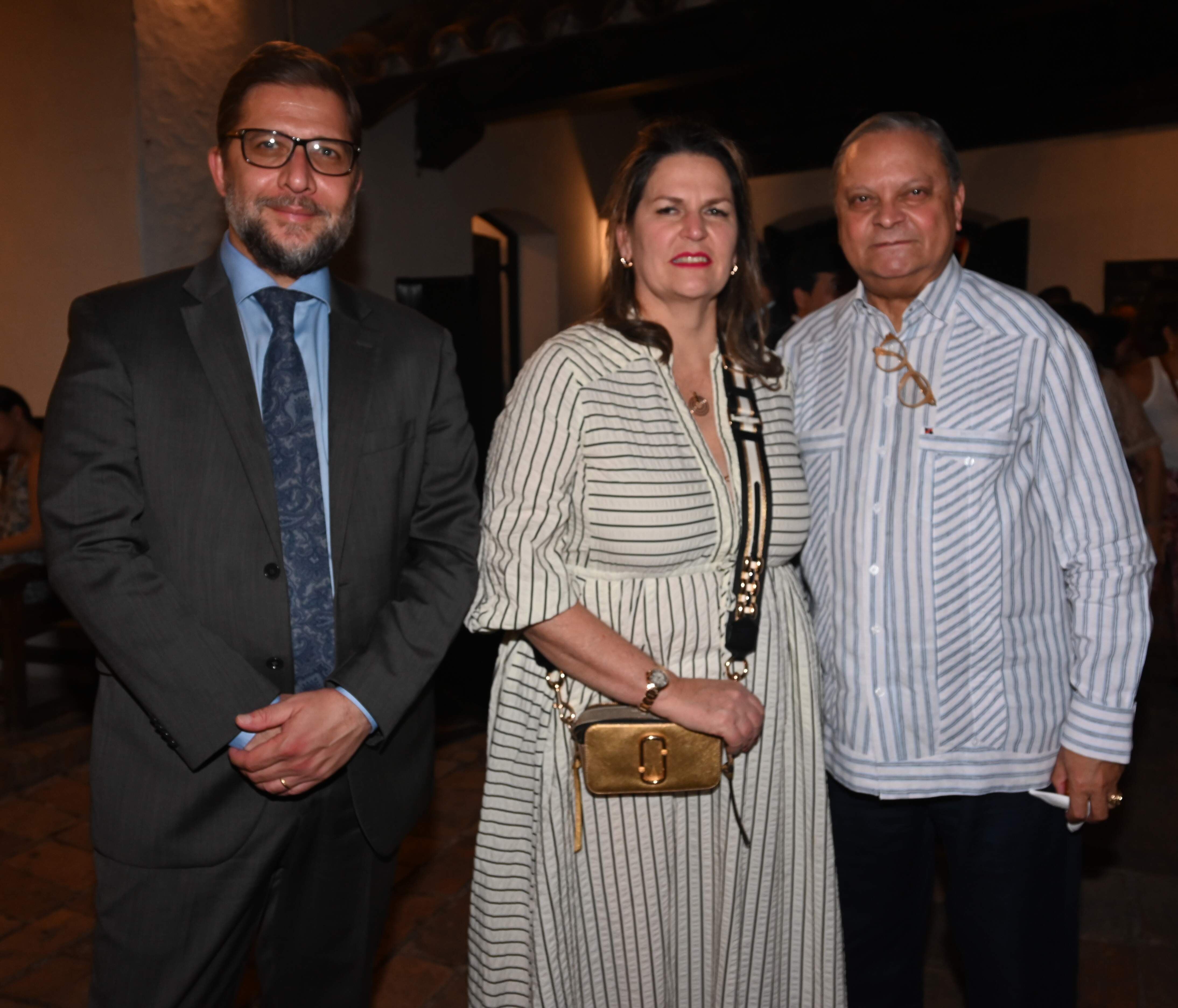 El embajador del Uruguay, Fernando Sandin Tusso, Milena Polanco y el embajador de la República Dominicana, Manuel Polanco Salvador.
