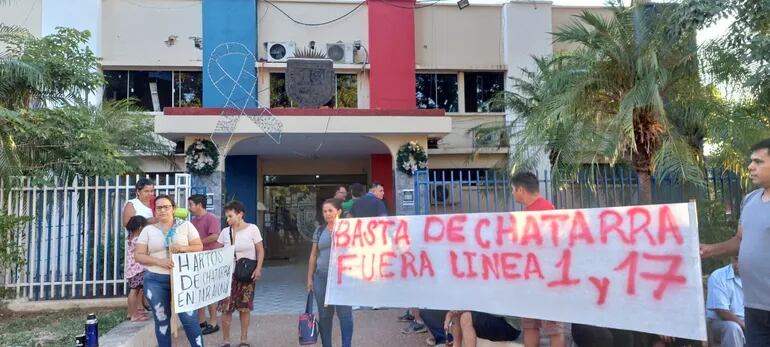 Manifestación de vecinos frente a la Municipalidad de Mariano Roque Alonso.