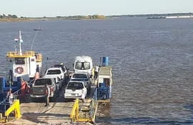 El último viaje de la balsa Rafaela, saliendo del Puerto Pilar rumbo al Puerto de Colonia Cano. El cruce transversal quedó suspendido debido a la crítica bajante del río Paraguay.