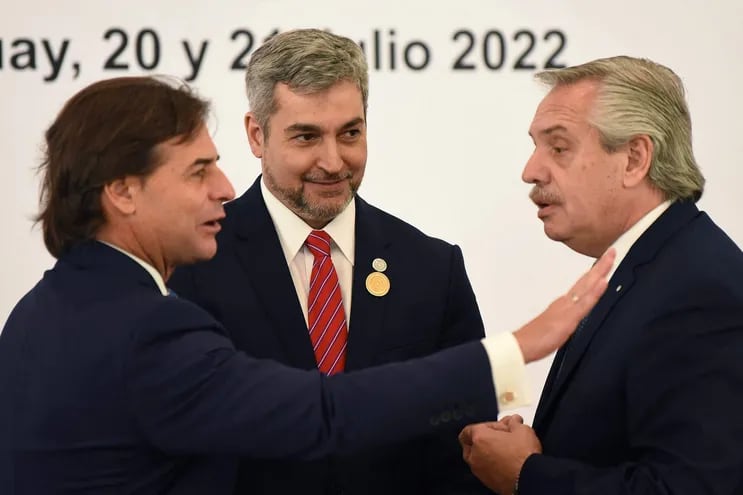 El presidente uruguayo Luis Lacalle Pou (L), el presidente uruguayo Mario Abdo Benítez (C) y el presidente argentino Alberto Fernández hablan después de la Cumbre del Mercosur en Luque, Paraguay el 21 de julio.