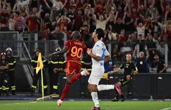Festejo del belga Romelu Lukaku tras marcar para la Roma de Mourinho