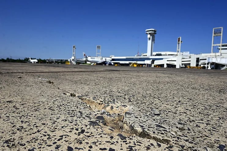 La plataforma del aeropuerto Silvio Pettirossi se encuentra en pésimo estado.