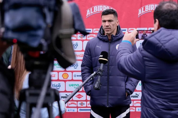 Fabián Balbuena, futbolista de la selección paraguaya, conversa con un medio ruso en el entrenamiento en Sochi.