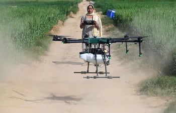Sharmila Yadav, piloto certificada del programa "Drone Sister" (hermanas drone).
