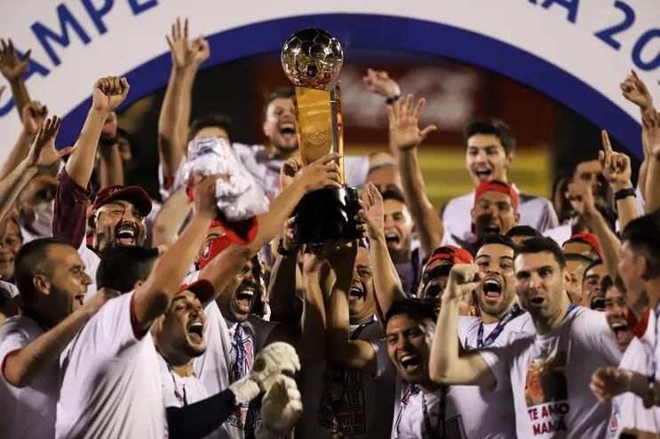 Los jugadores de Cerro Porteño celebran, en el Rogelio Livieres, la conquista del Torneo Clausura 2021.