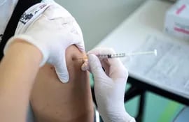 Una trabajadora sanitaria aplica una dosis de la vacuna Moderna contra el Covid-19.