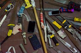 Incautación de 74 armas blancas y tres teléfonos celulares en el Penal de Tacumbú. (gentileza).