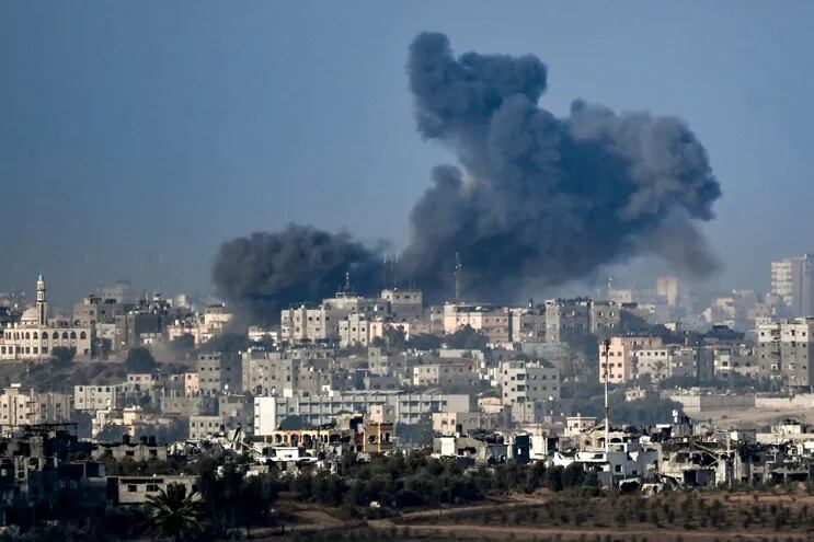 Humo sobre Gaza luego de un bombardeo israelí, este martes.
