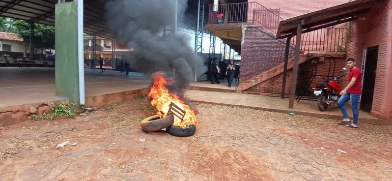 Los estudiantes quemaron cubiertas como medida de protesta.