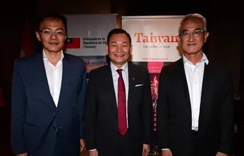 Juan Wu, el embajador de la República de China (Taiwán) José Han y Ricardo Chiu.