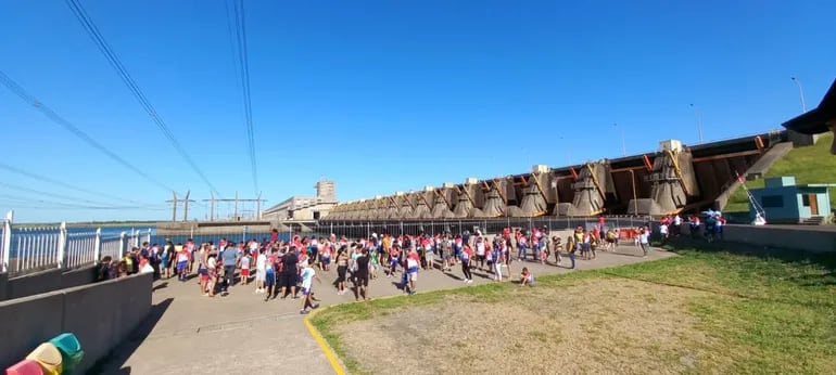 Visitantes en los atractivos de la Central Hidroeléctrica Yacyretá.