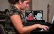 La joven Mikaela Gonzalez, de 14 años, recibe  una clase de piano por parte de la profesora Gail Godfrey, a través de la aplicación Zoom, en su casa en Brisbane, Queensland (Australia).