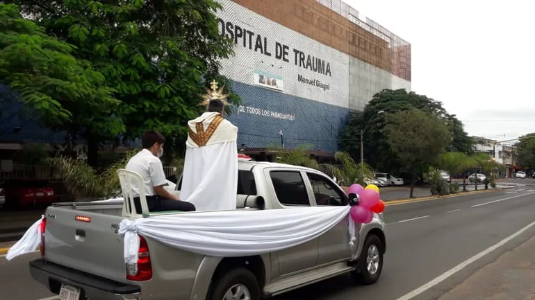 El vehículo parroquial, frente al Hospital de Trauma.