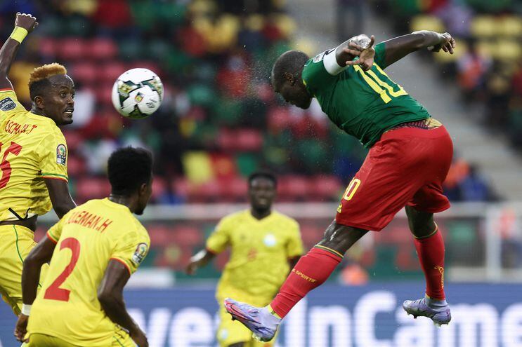 El camerunés Vincent Aboubakar cabecea el balón y anota su segundo gol en la victoria 4-1 de su equipo ante Etiopía.