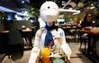 Un robot humanoide entrega sus bebidas a clientes del café Dawn, en Tokio, Japón.