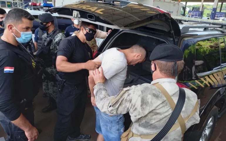 El jefe del PCC Bonitão sube a una patrullera de la Policía Federal del Brasil, en Ciudad del Este.
