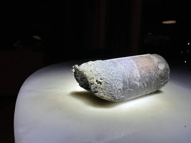 Fotografía divulgada por Alejandro Otero en sus redes donde se muestra un pequeño tubo cilíndrico de casi 1 kilogramo de peso que se estrelló en marzo pasado contra su casa en la ciudad de Naples, Florida.