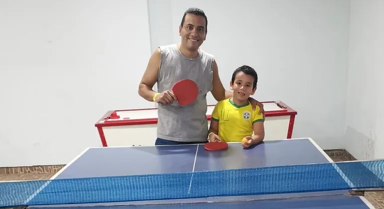 Papá Benru Orué jugando con su hijo menor Santiago.