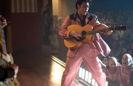 Austin Butler interpreta a Elvis Presley en la biopic "Elvis", de Baz Luhrmann.