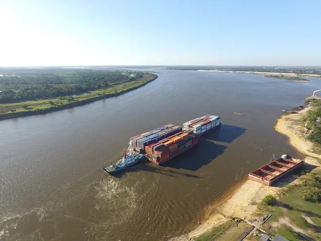Fotografía de archivo y referencia: cuando se experimentan las bajantes en el río Paraguay, la navegabilidad se complica y afecta masivamente al comercio.