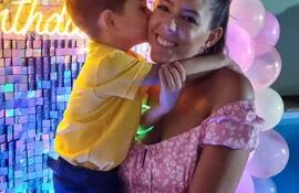 Denise Hutter recibiendo un beso de su pequeño Ignacio, en su fiesta de cumpleaños.