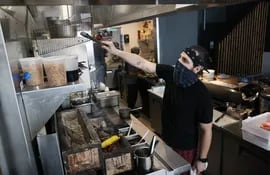 Un chef en plena tarea, en la cocina de un restaurante.