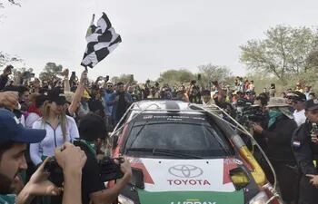 Bandera a cuadros al Toyota Etios R5 de los ganadores  Alejandro Galanti y Marcelo Toyotoshi.